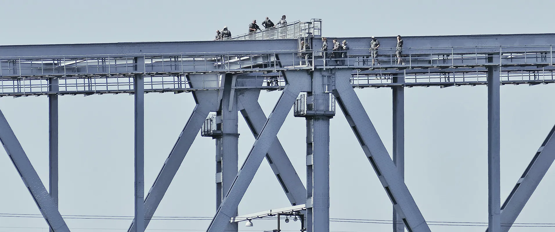Bridgewalking – deltagere krydser den gamle Lillebæltsbro højt over vandet