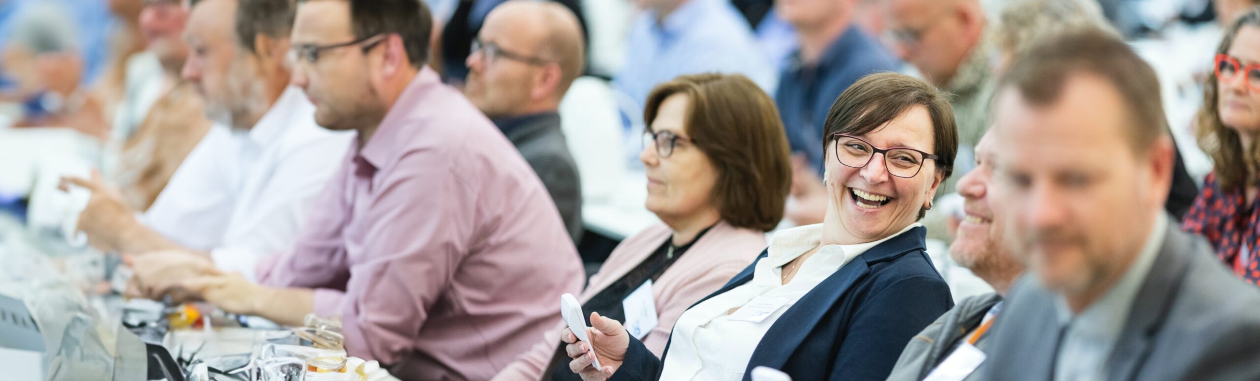 Mennesker til konference der smiler og griner