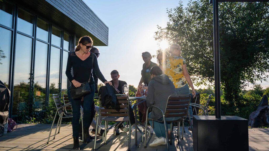 HUSET Middelfart - deltagere i konference - pause på terrassen