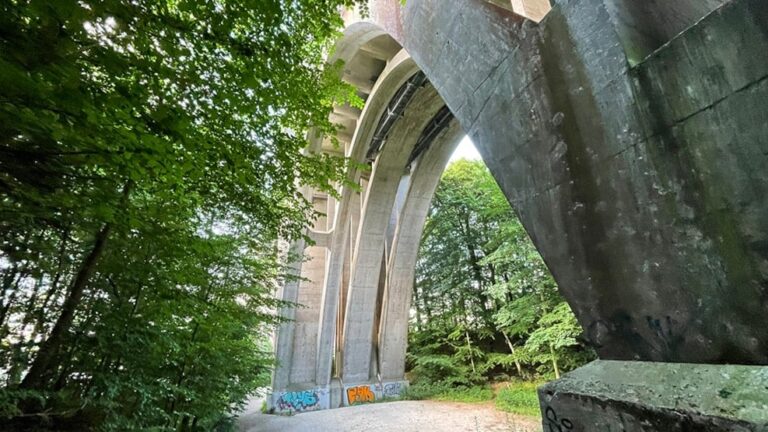 Den gamle lillebæltsbro - bridgewalking on the ground.