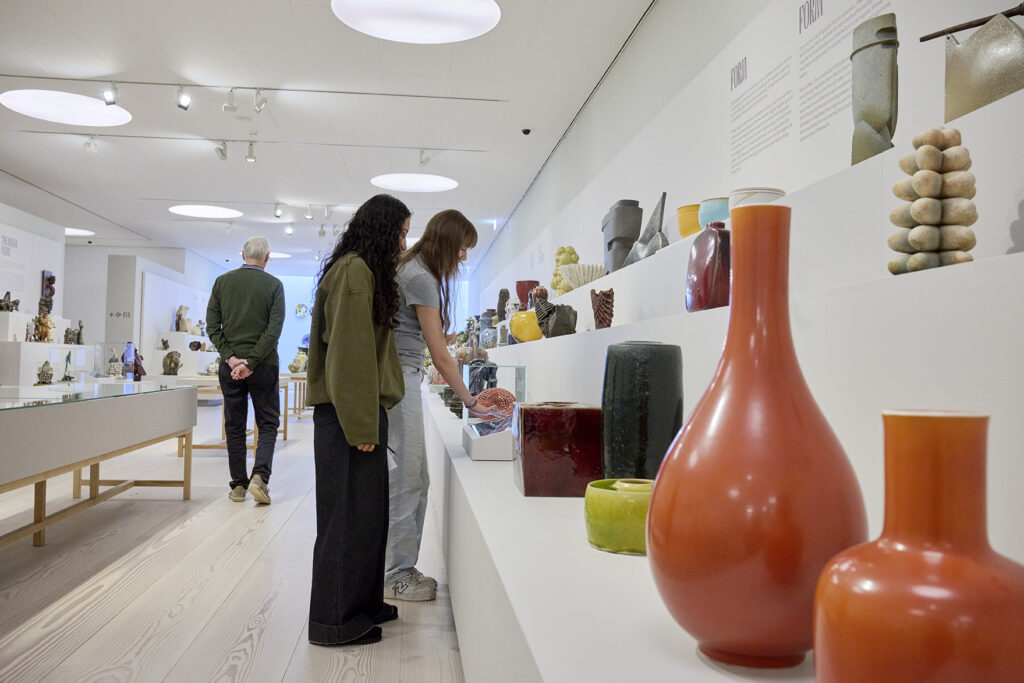 Clay keramikmuseum - keramik på hylder